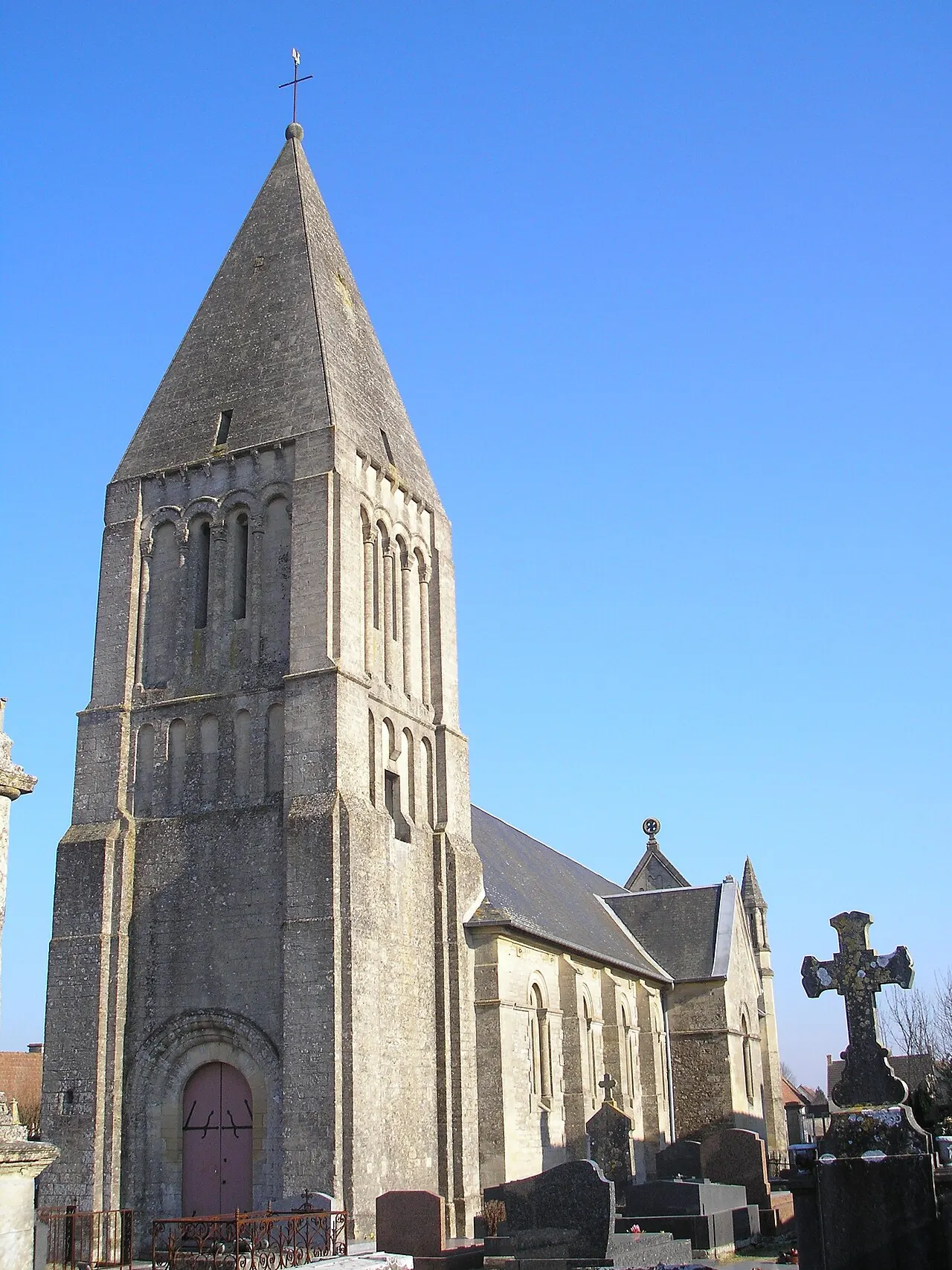 Basly (Normandie, France). L'église Saint-Georges dont le clocher est inscrit (ISMH, 18/03/1927).