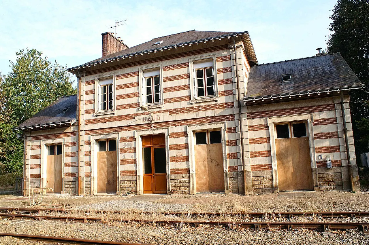 La gare de Baud, bâtiment voyageur fermé vue des voies.