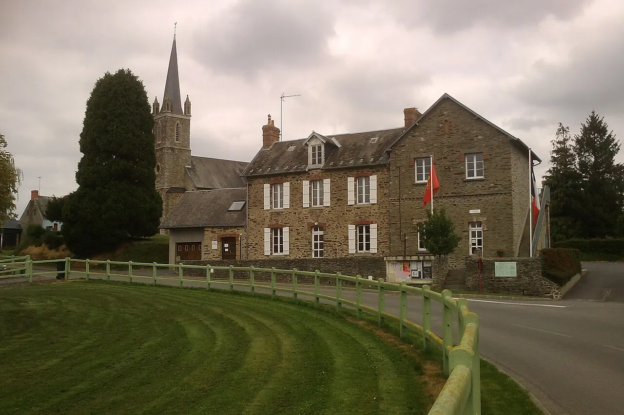 mairie de fr:Baudre en premier plan et son église en second plan