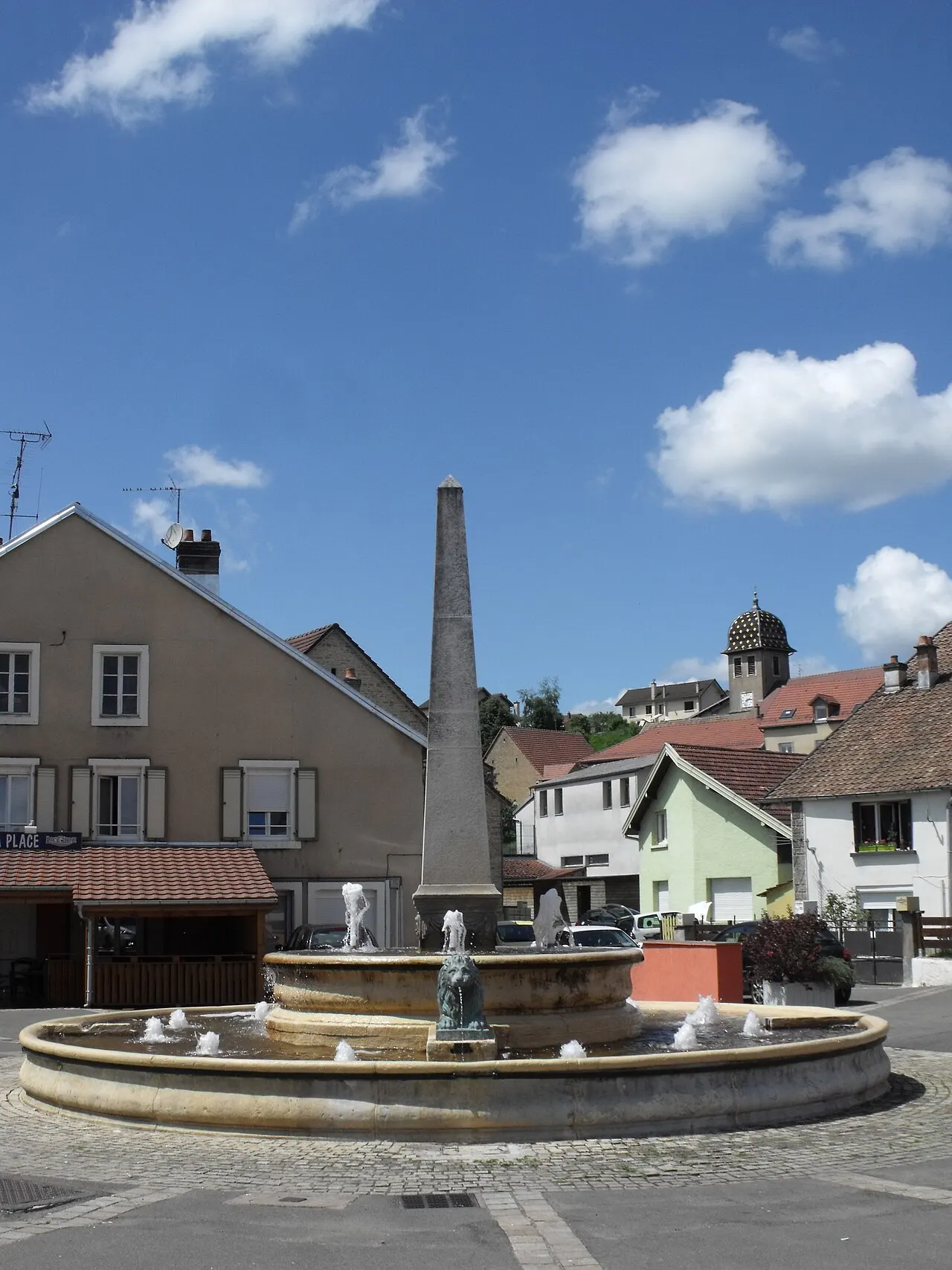 Fontaine et clocher de l'église en fond, à Bavans, Département du Doubs, France