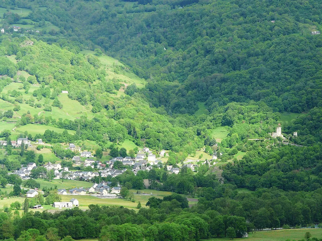 Le village de Beaucens, Hautes-Pyrénées, France. Sur la droite, le château de Beaucens.