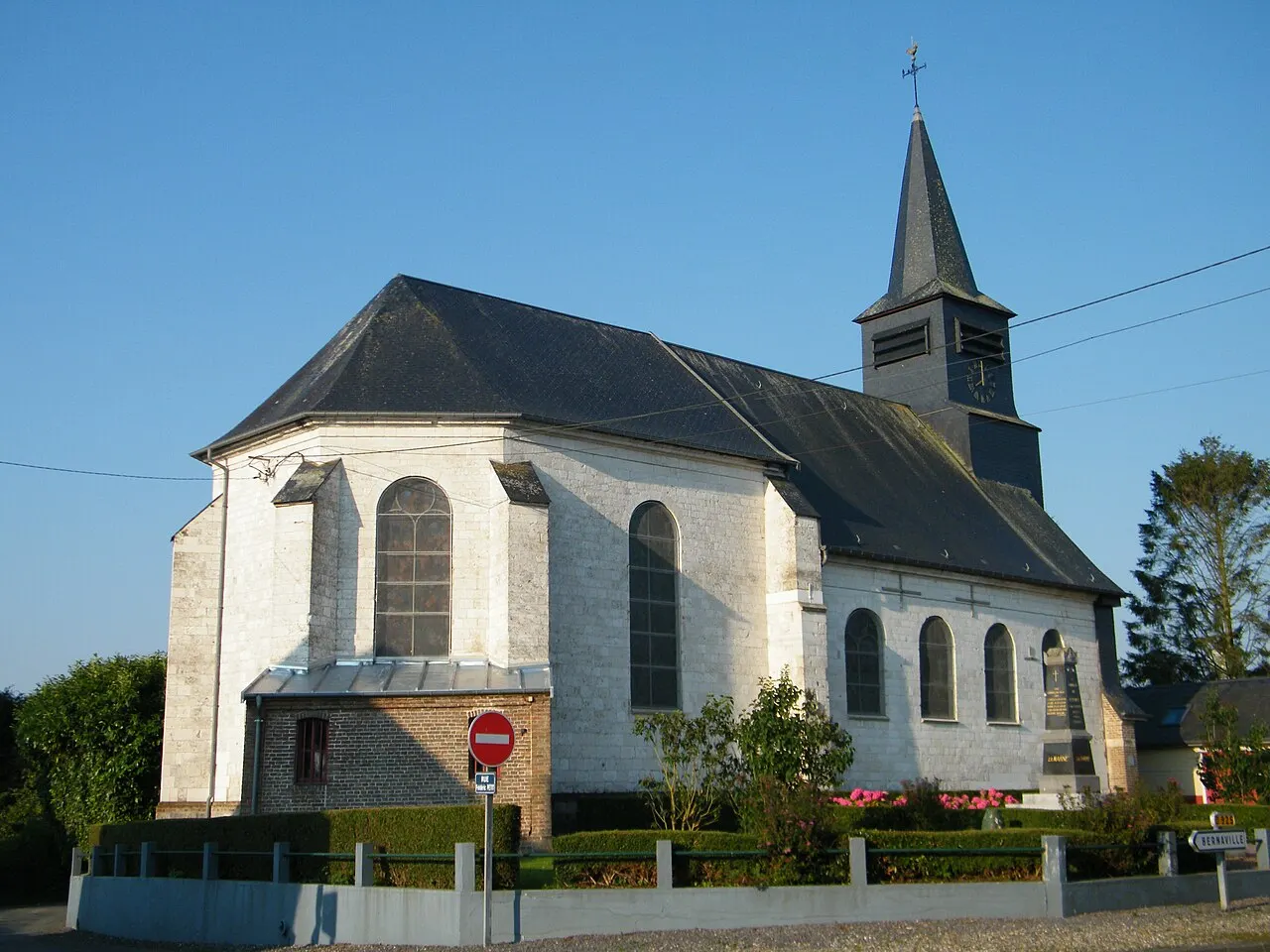L'église Saint-Nicolas de Beaumetz (Somme, France).