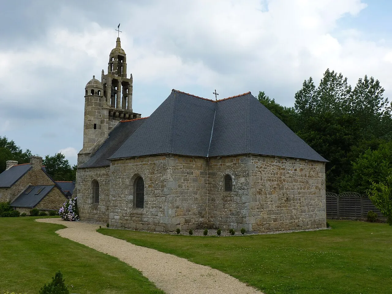 Église du 16ème siècle récemment restaurée.