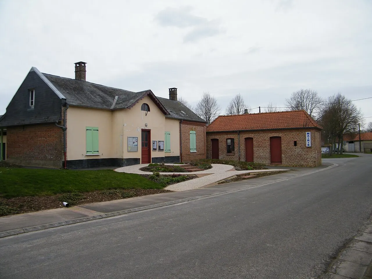 La mairie de Béhen (Somme, France).