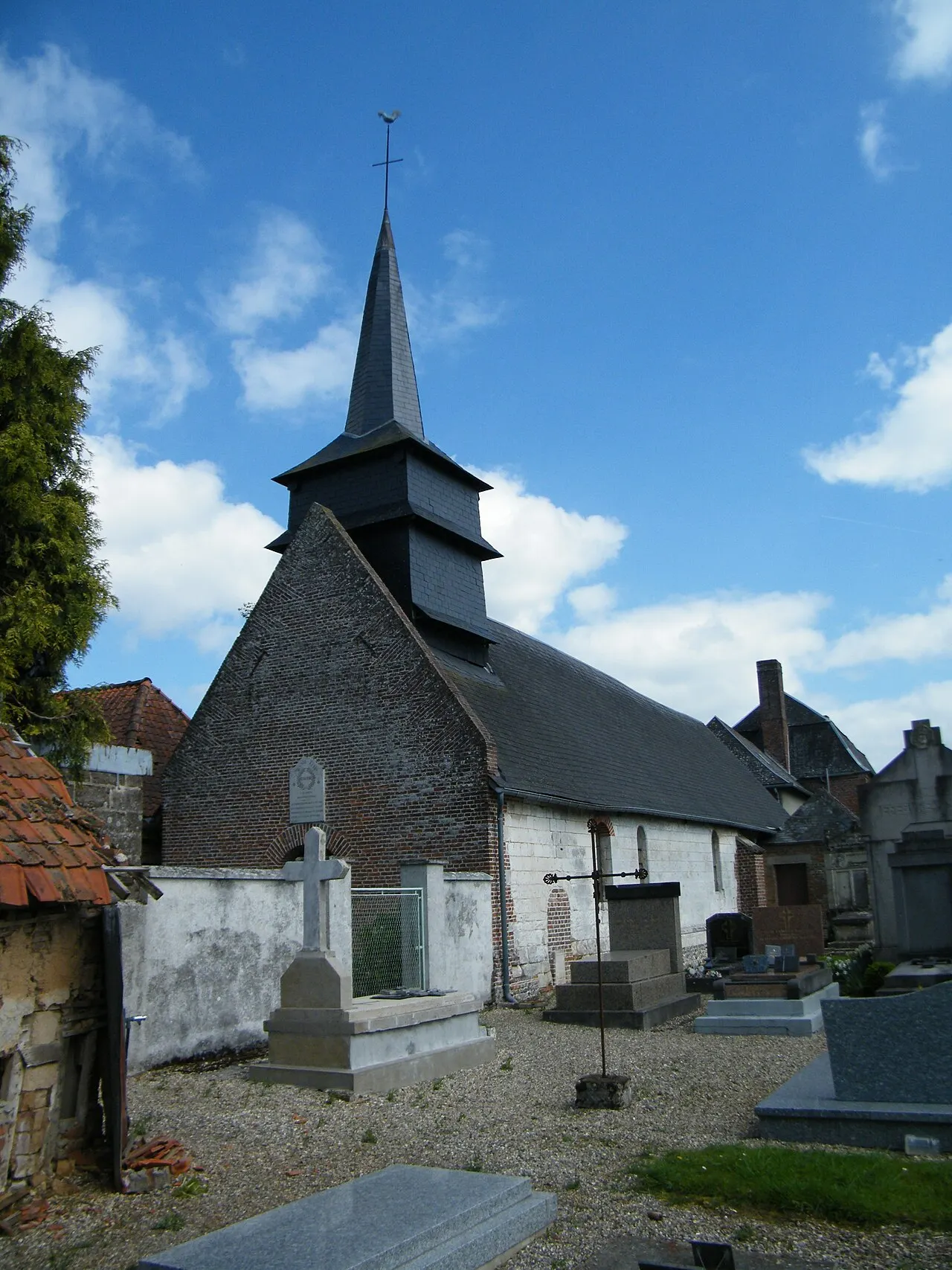 L'église de Mesnil-Heudin, commune de Bermesnil, Somme, France.