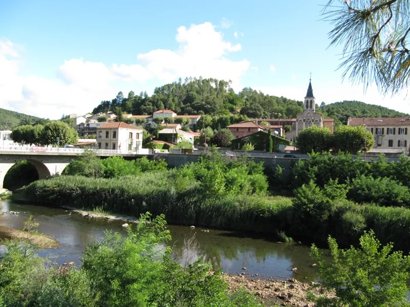 Bessèges au bord de la rivière de la Cèze. vue de l'église de l'Immaculée-Conception (19e siècle), une des rares églises françaises à avoir…