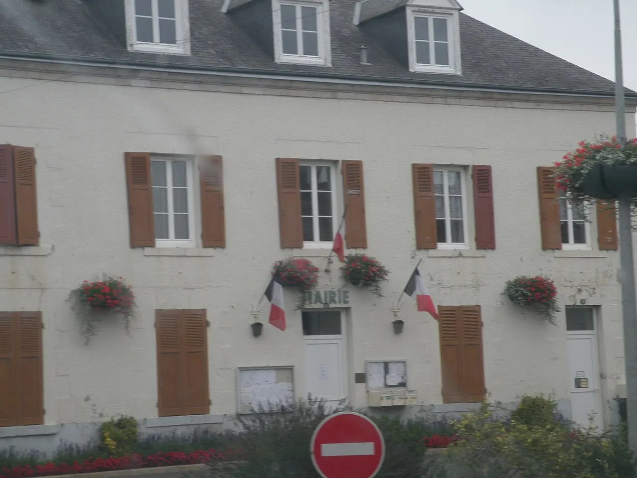 Mairie de Binas.