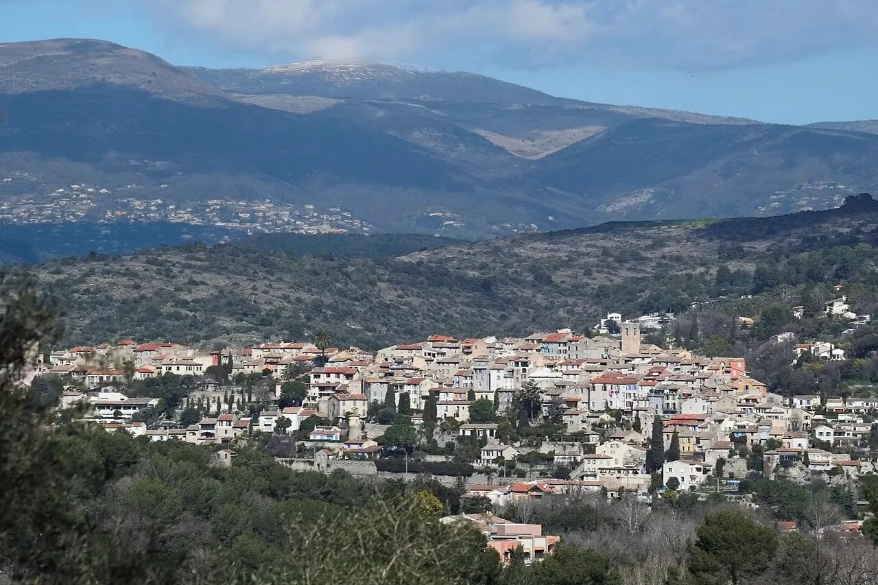 Vue du village de Biot depuis le chemin de l’Orangerie d’Antibes.