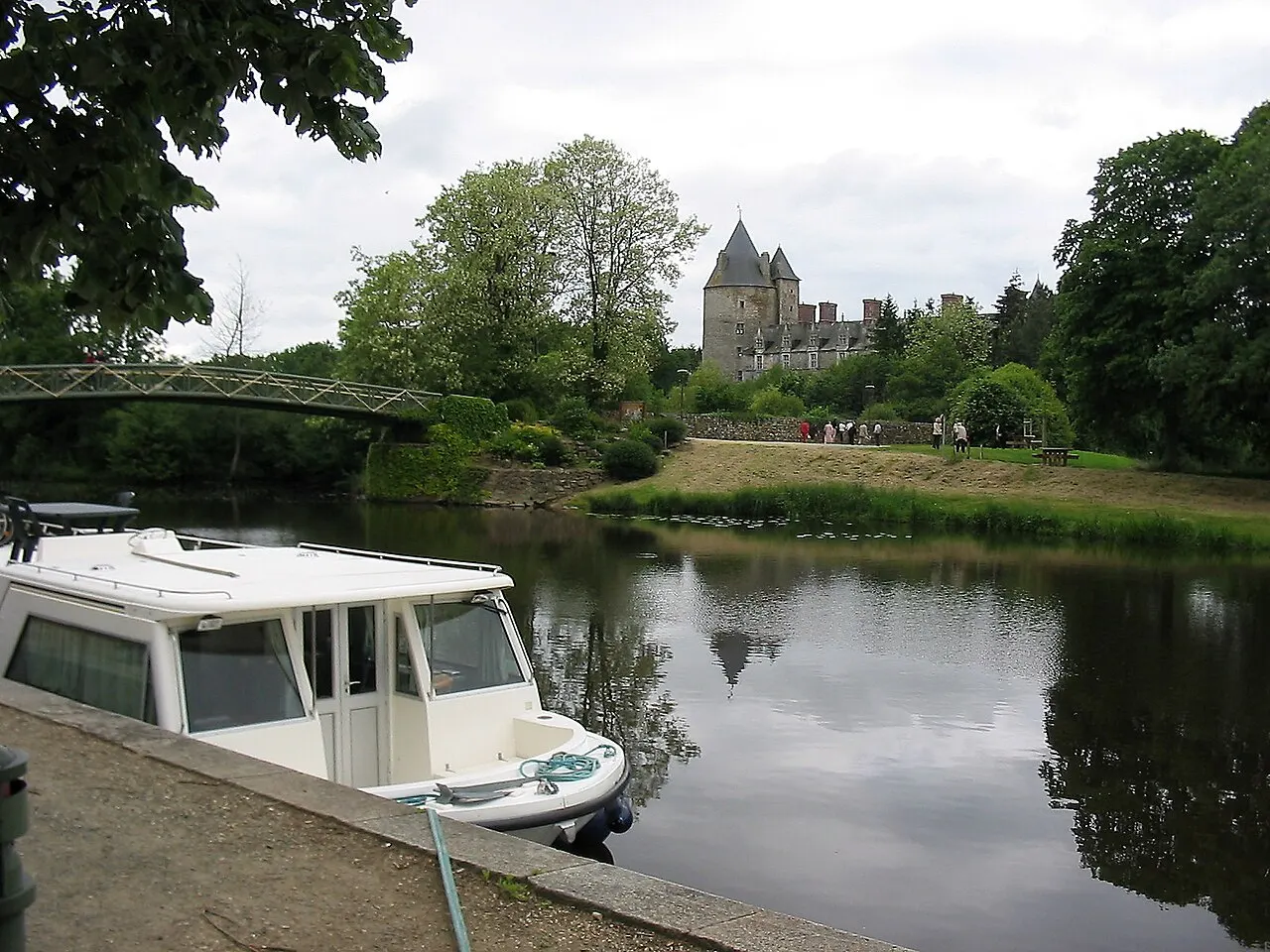 Les bords du canal de Nantes à Brest à Blain avec vue sur le château de la Groulais