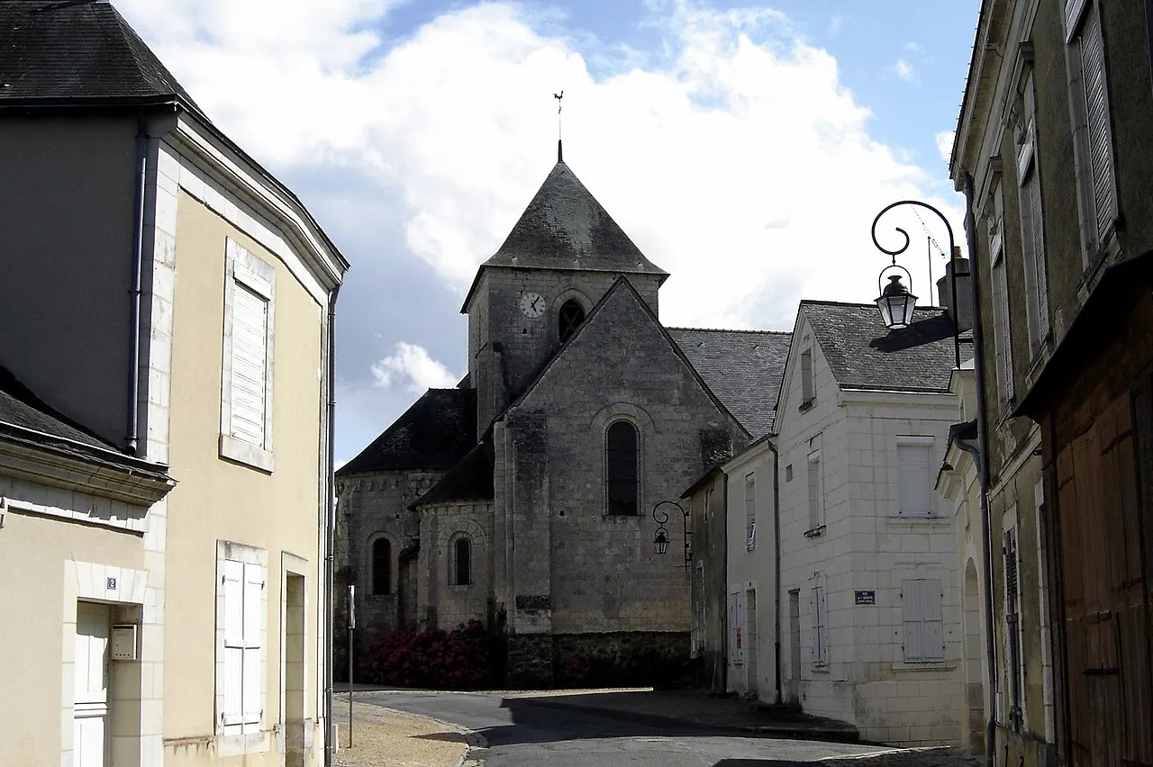 Rue de l'église à Bocé, avec l'église Saint-Martin-de-Vertou en arrière plan (Maine-et-Loire, France).