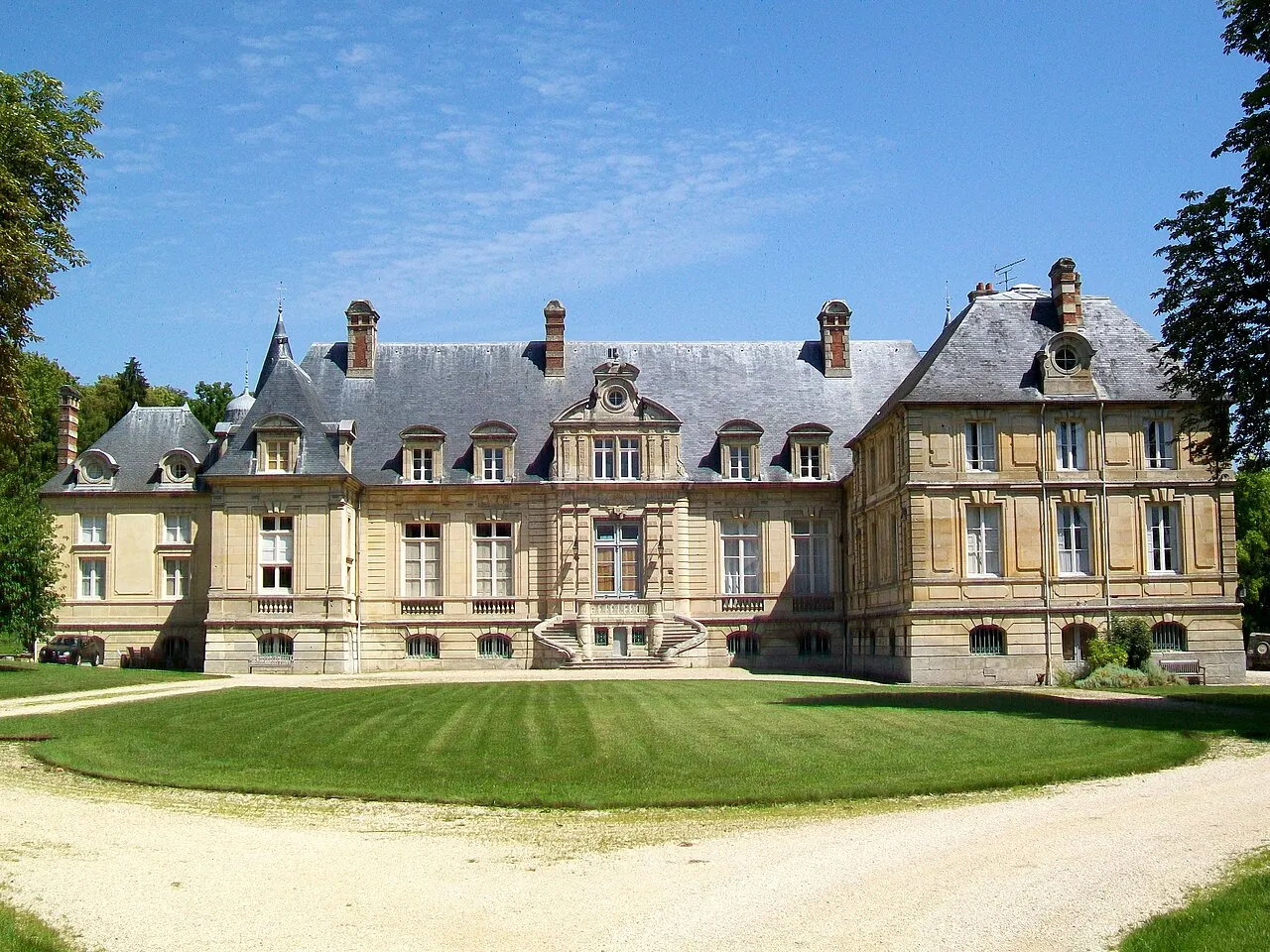 Le château de Boran-sur-Oise, rue du Château.