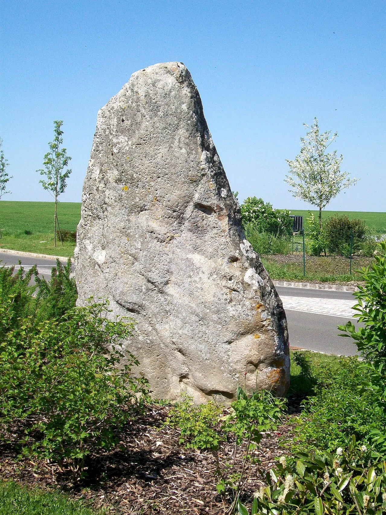 Borest (Oise) ; le menhir dit la Queuse de Gargantua, à l'entrée du village sur la D 330a. Il est classé Monuments historiques depuis le 7…