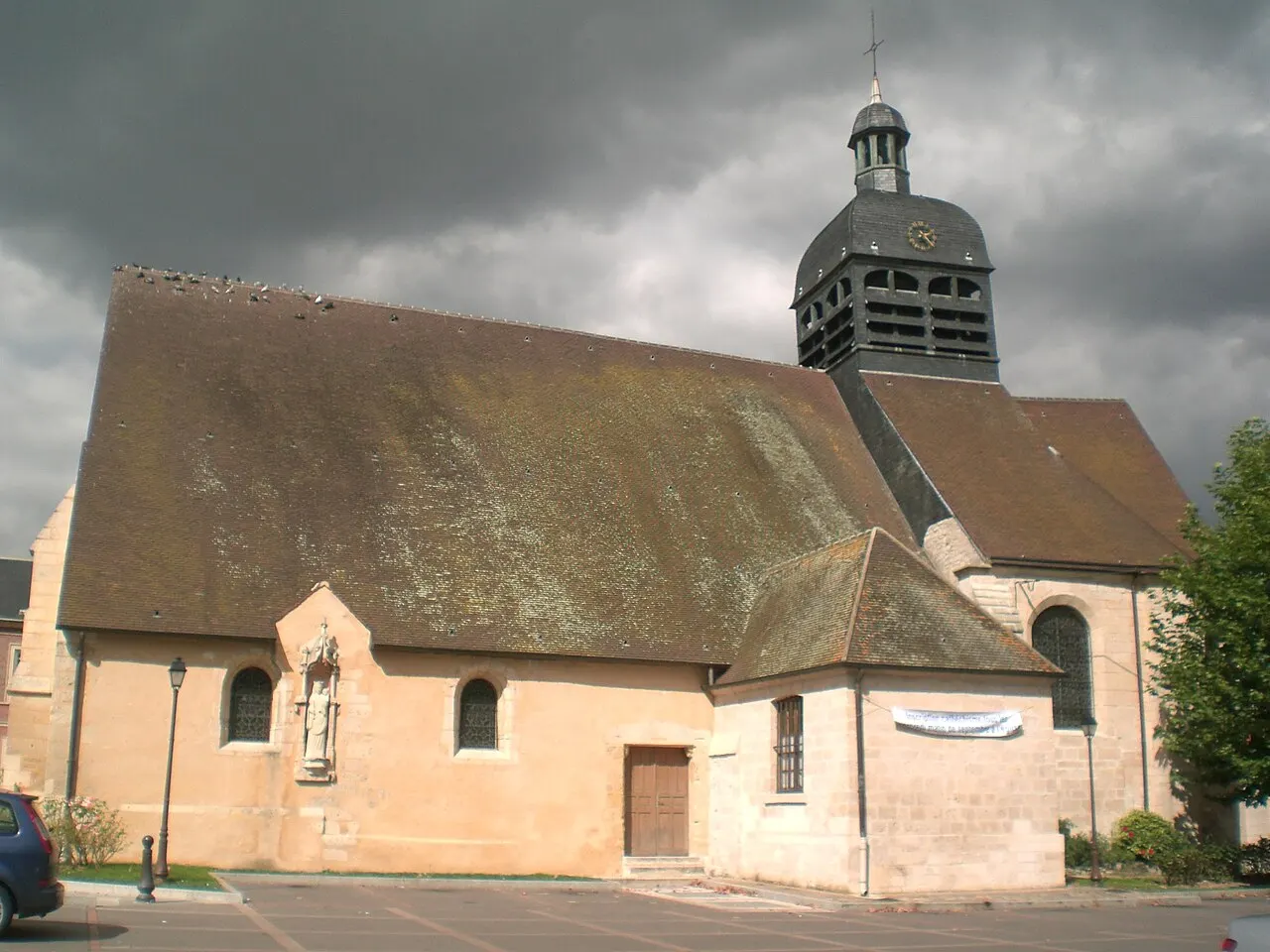 eglise saint denis de bornel du XIIe et XIIIe statue du XIVe