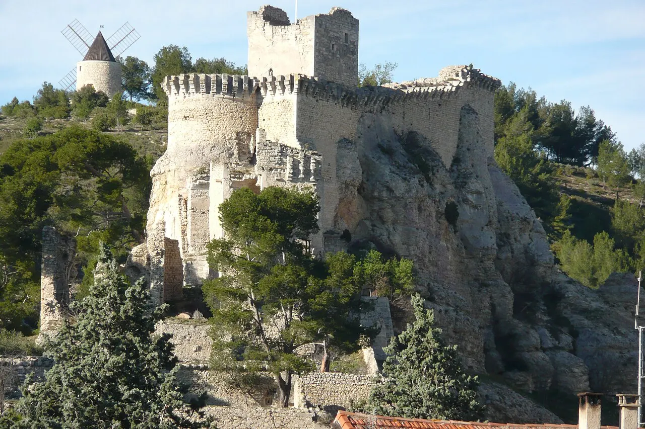 Chapelle Saint Marcellin et moulin Bonnet à Boulbon.