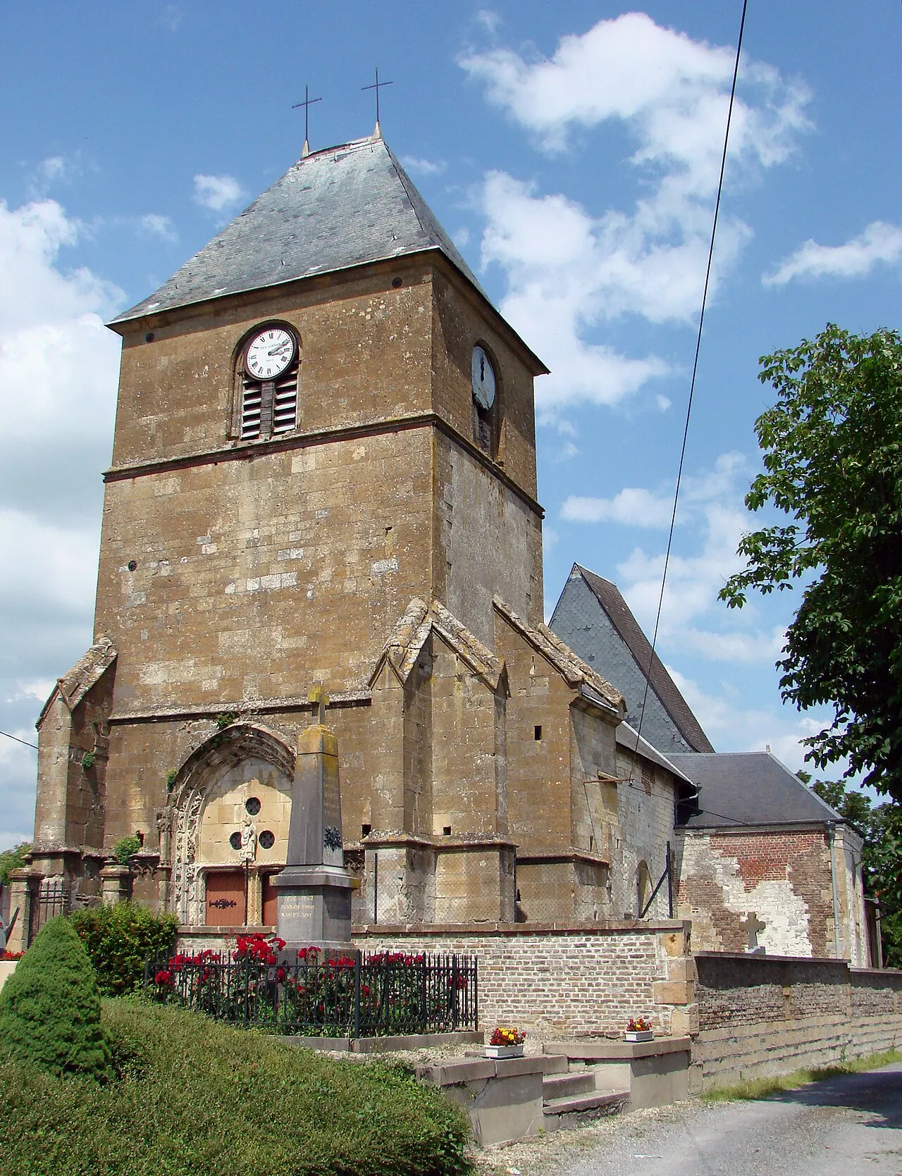 Eglise Saint-Nicolas, à Bourcq, Ardennes (O8). Tour-porche du XVème siècle.