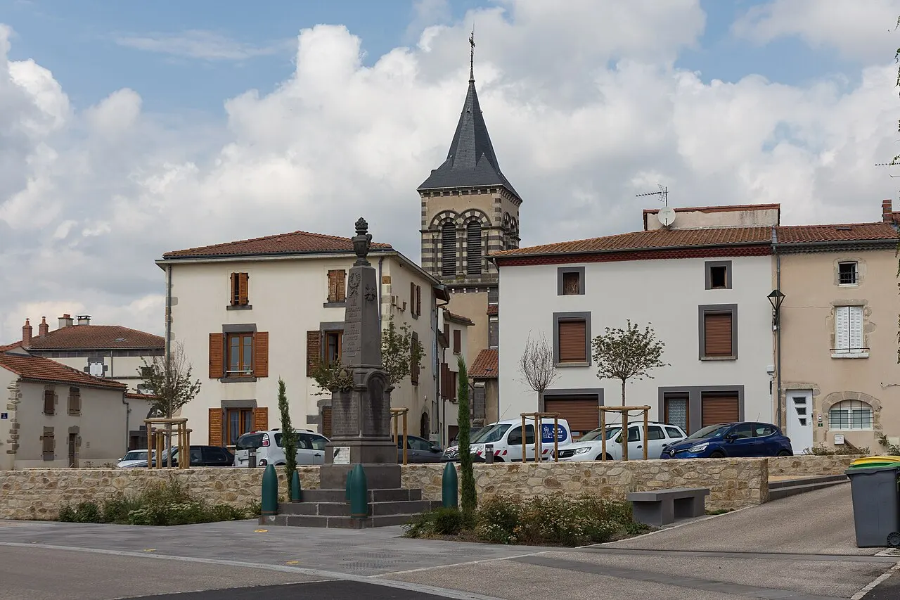 Place de la Mairie à Bouzel.