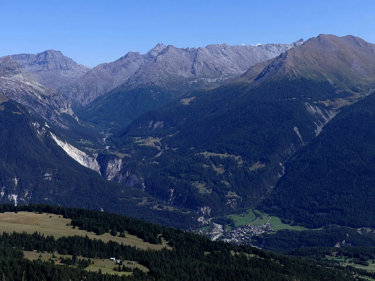 Vue, depuis les hauteurs d'Aussois, du territoire de Bramans dans la vallée de la Maurienne, en Savoie.
