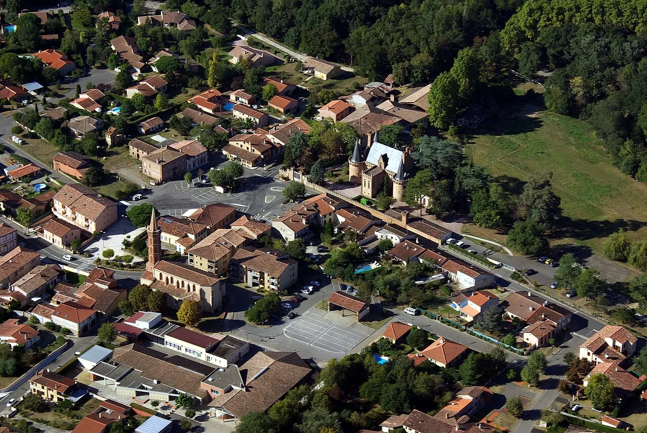 Vue aérienne de Brax, de son église et de son château.