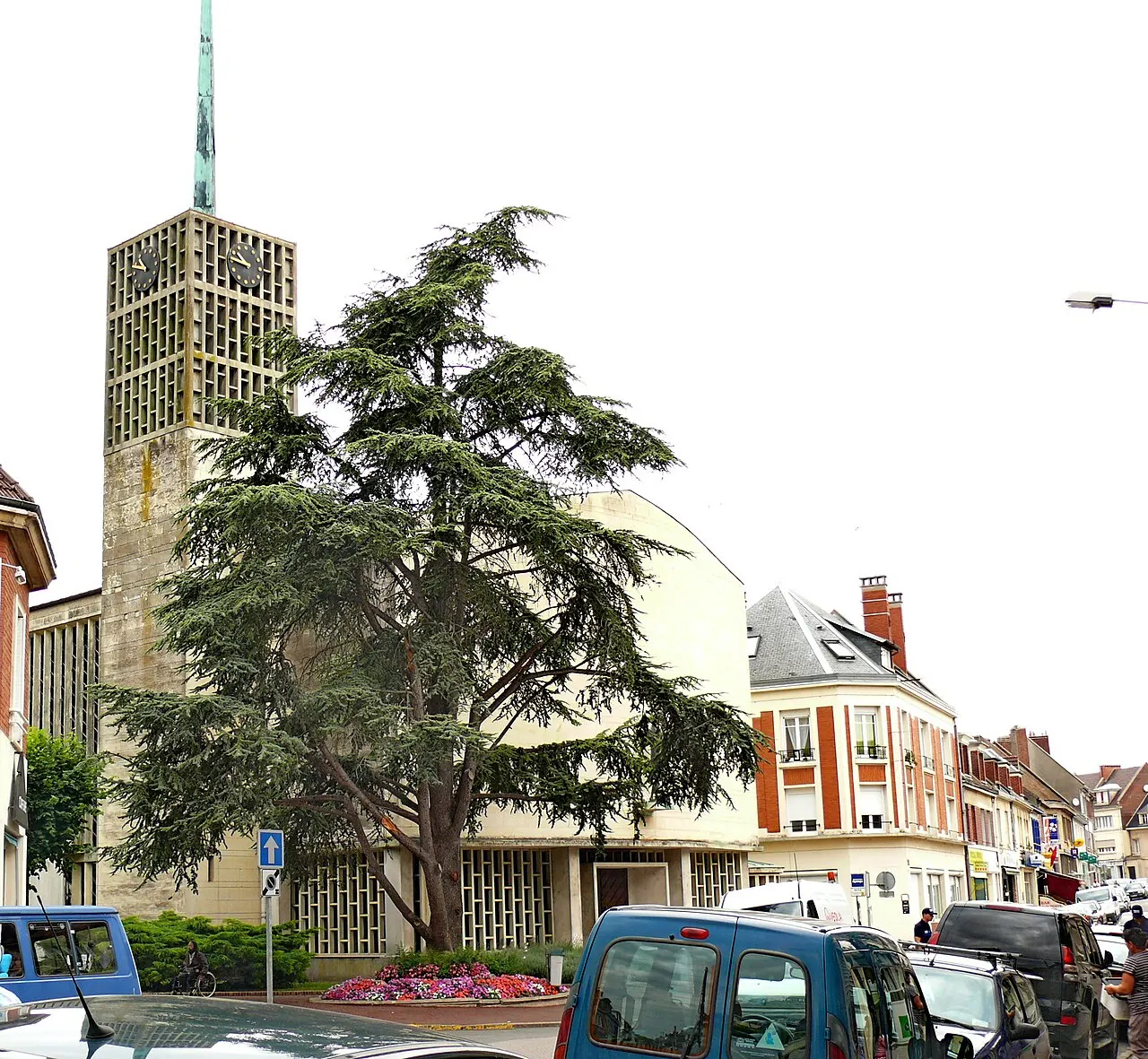 L'église moderne de Breteuil (Oise - Picardie - France) et la rue principale