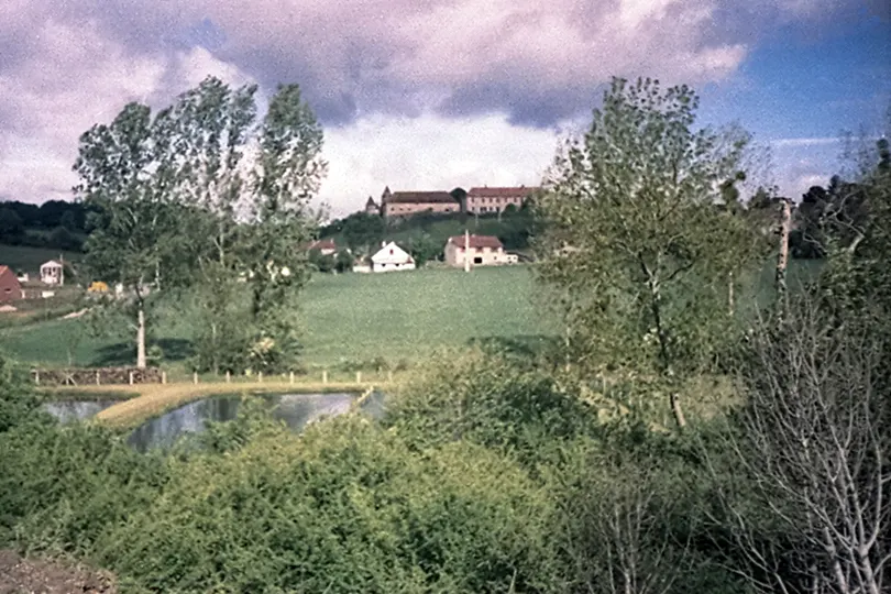 Vue du Bourg de Brugheas avec son chateau