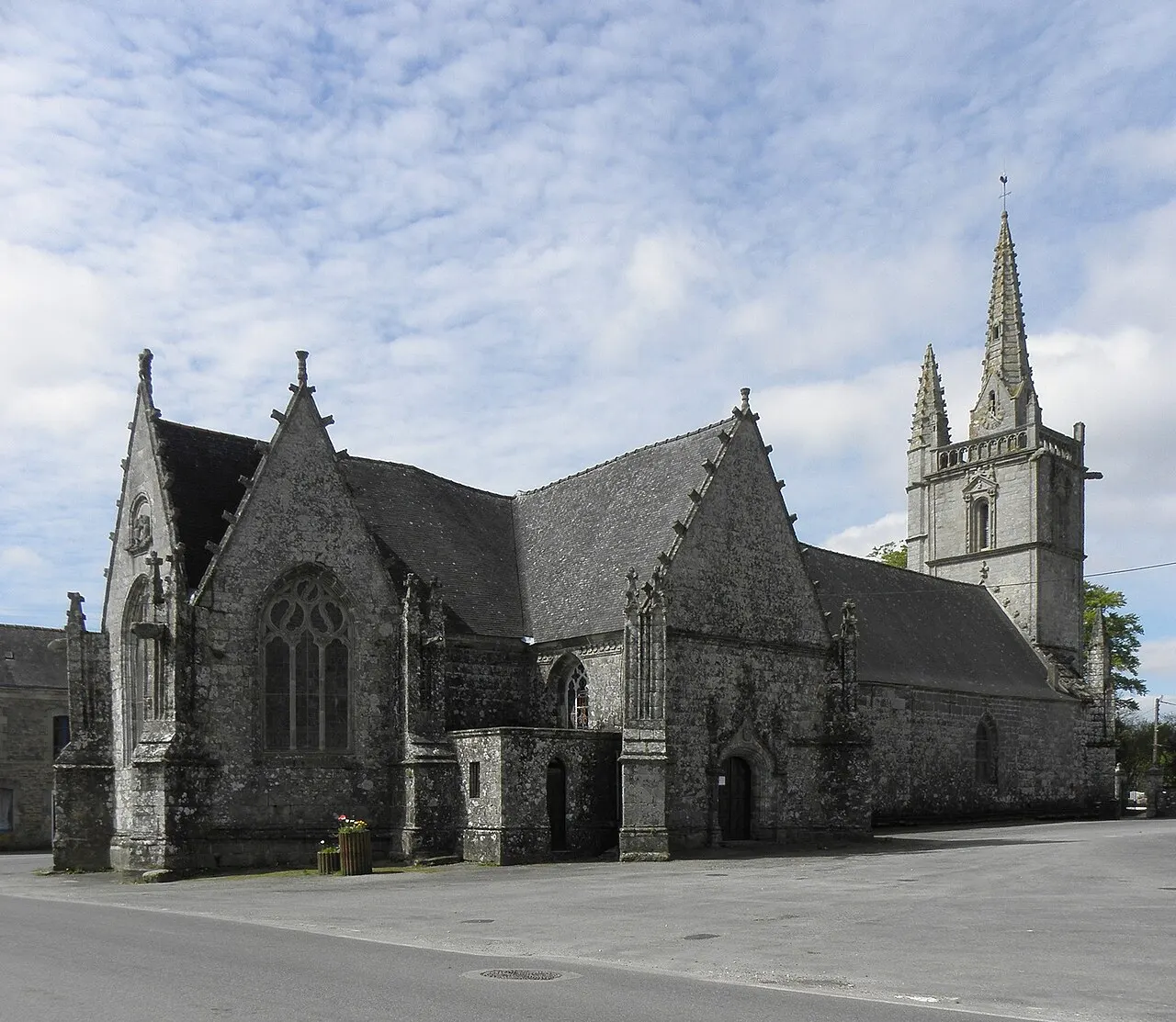 Chapelle Saint-Yves de Bubry (56). Chevet et flanc nord.