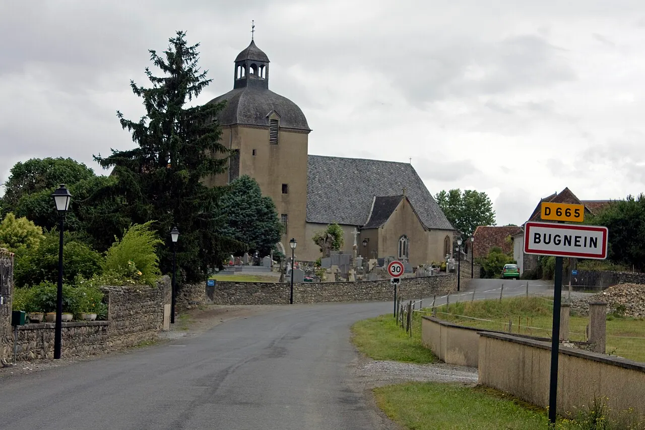 The entrance to the village, the church and the parish enclosure.