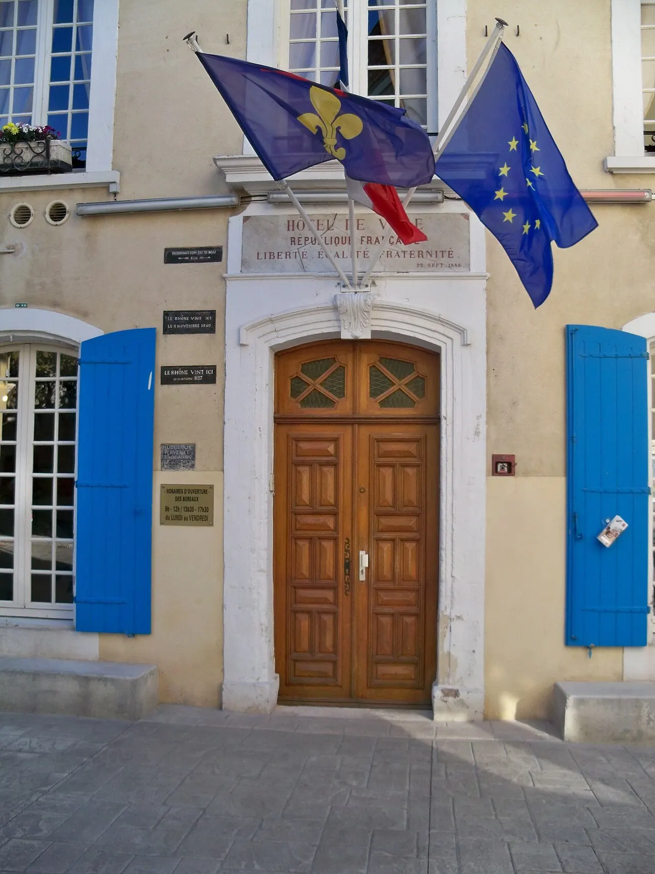 Porte de l'Hôtel de ville de Caderousse (Vaucluse, France). sur la Gauche de la porte, 3 niveaux d’inondations : 1827 (environ 2.10 m)…