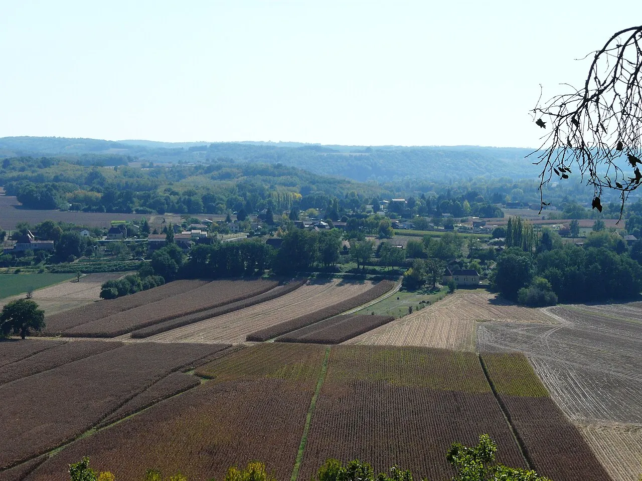 Vue sur la commune de Calès en vallée de la Dordogne, depuis le belvédère du cingle de Trémolat, Dordogne, France.