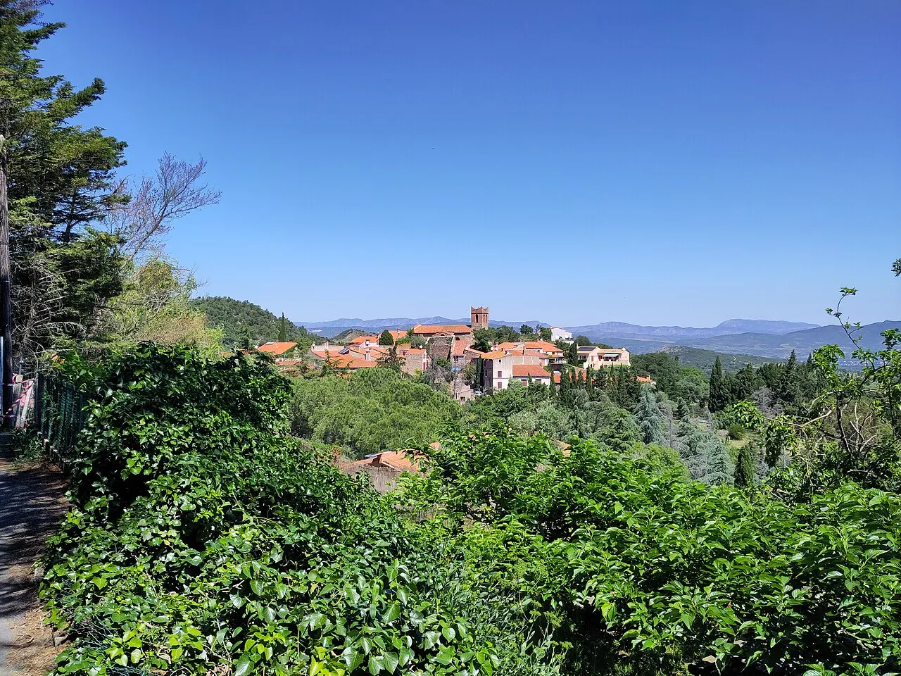 Vue du vieux village de Camélas