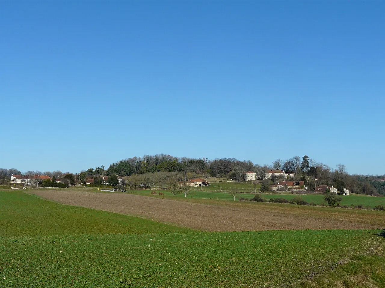 Les hameaux des Bourgougnoux à gauche et de Saint-Michel sur la droite ; Cantillac, Dordogne, France.