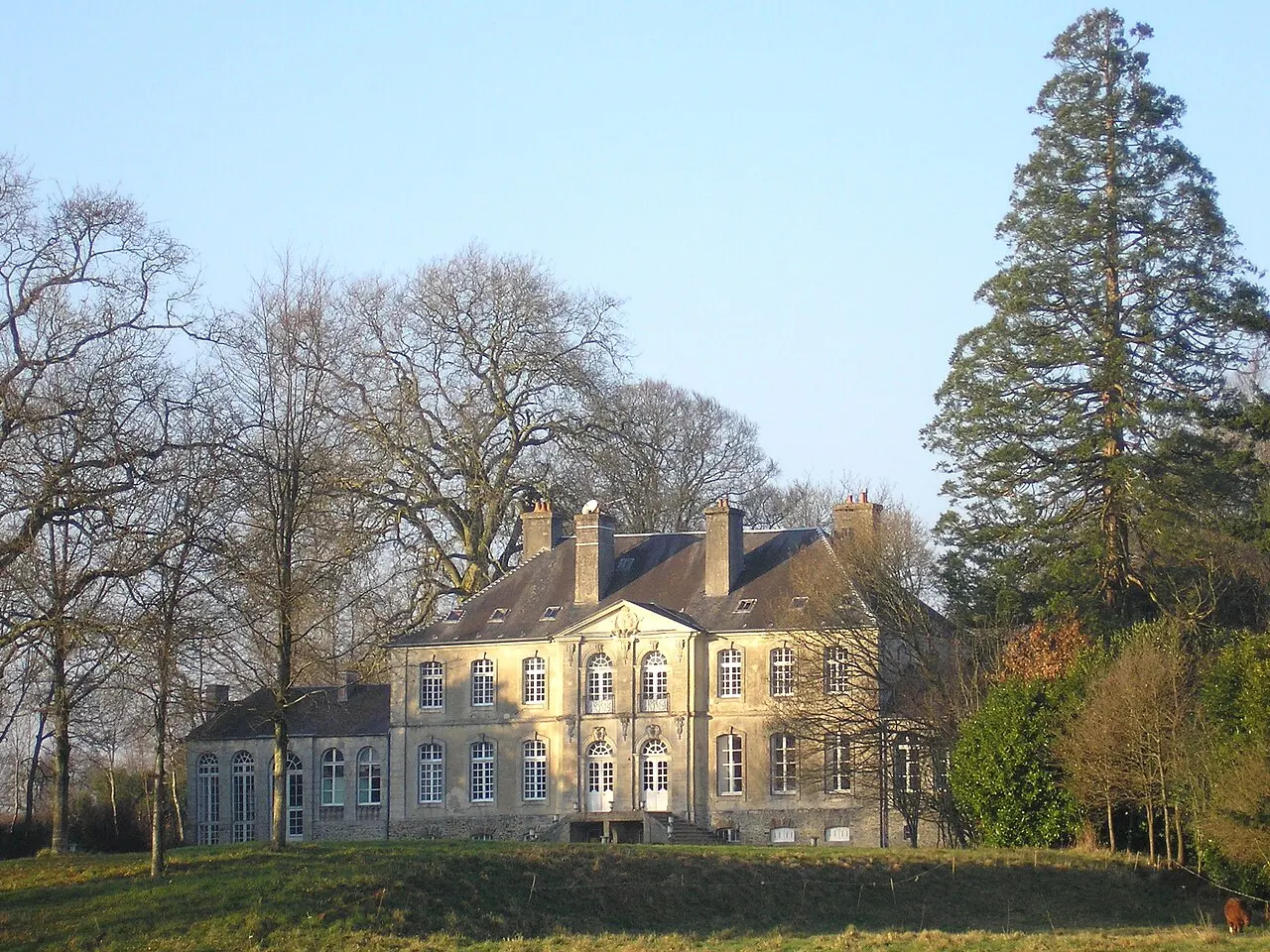 Carantilly (Normandie, France). Le château.