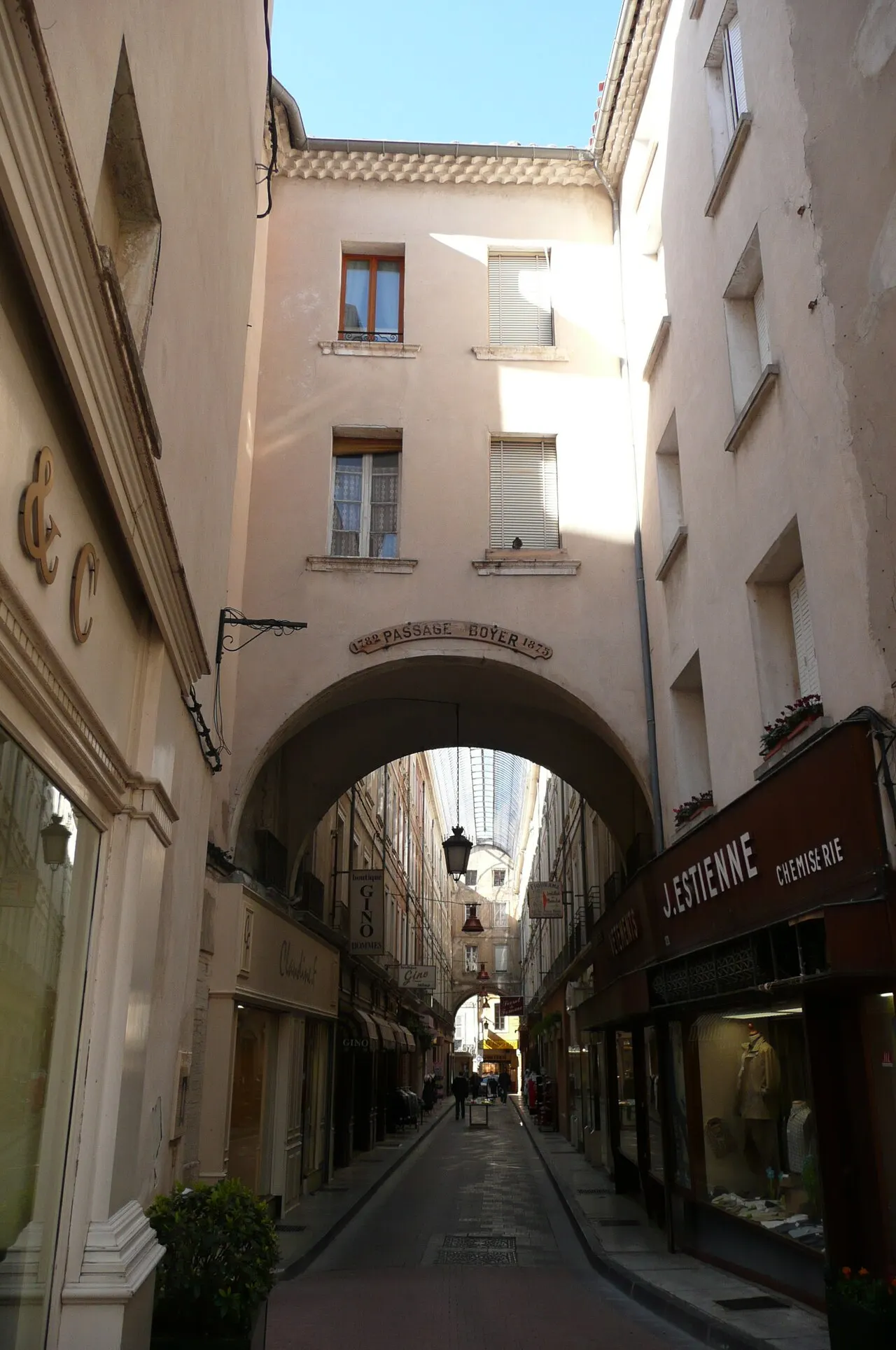 Passage Boyer, rue commerçante couverte à Carpentras