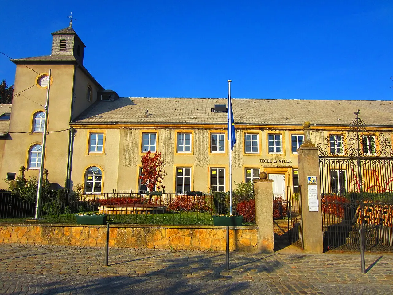 DescriptionMairie Cattenom.JPG L'hôtel de ville de Cattenom Date 21 November 2011 Source mon appareil photo Author Aimelaime Permission…