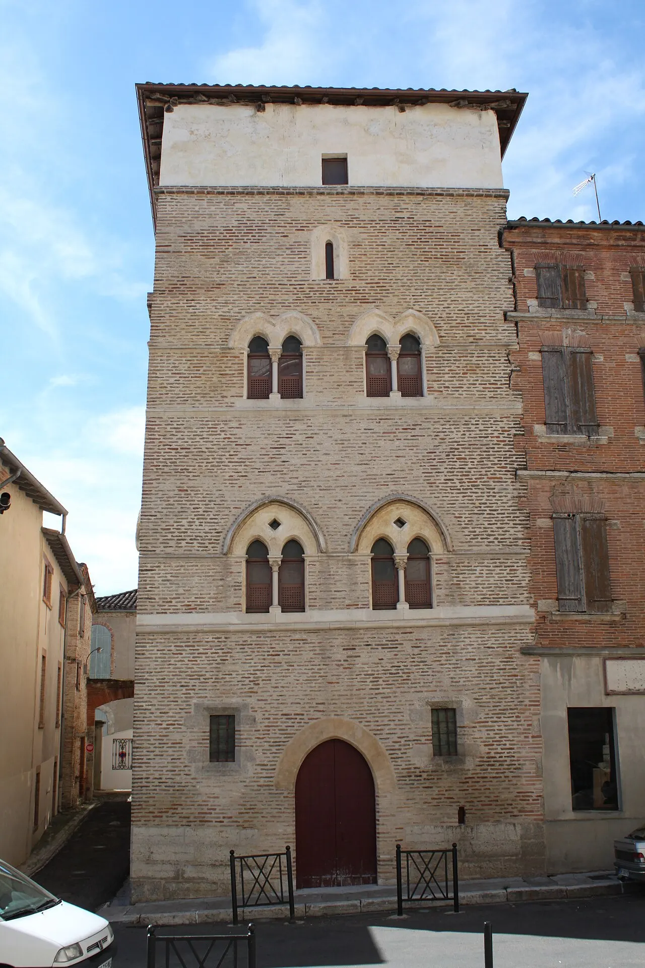 Tour d'Arlet, Place de l'Église (Classé, 1989)