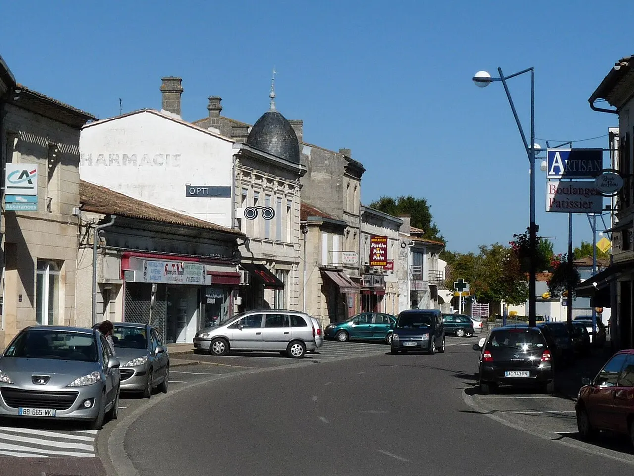 Rue principale (ancienne N.10), Cavignac, Gironde, France