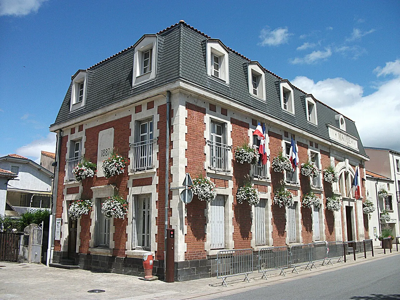 Mairie de Cébazat, Puy-de-Dôme, Auvergne-Rhône-Alpes, France. [14786]