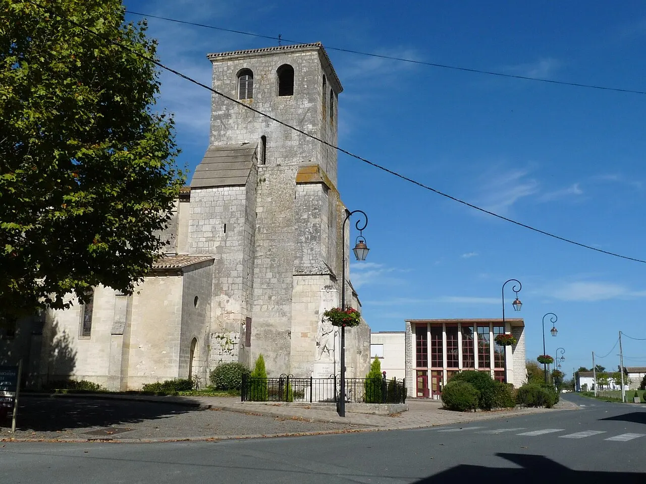 Eglise et salle des fêtes de Cézac, Gironde, France