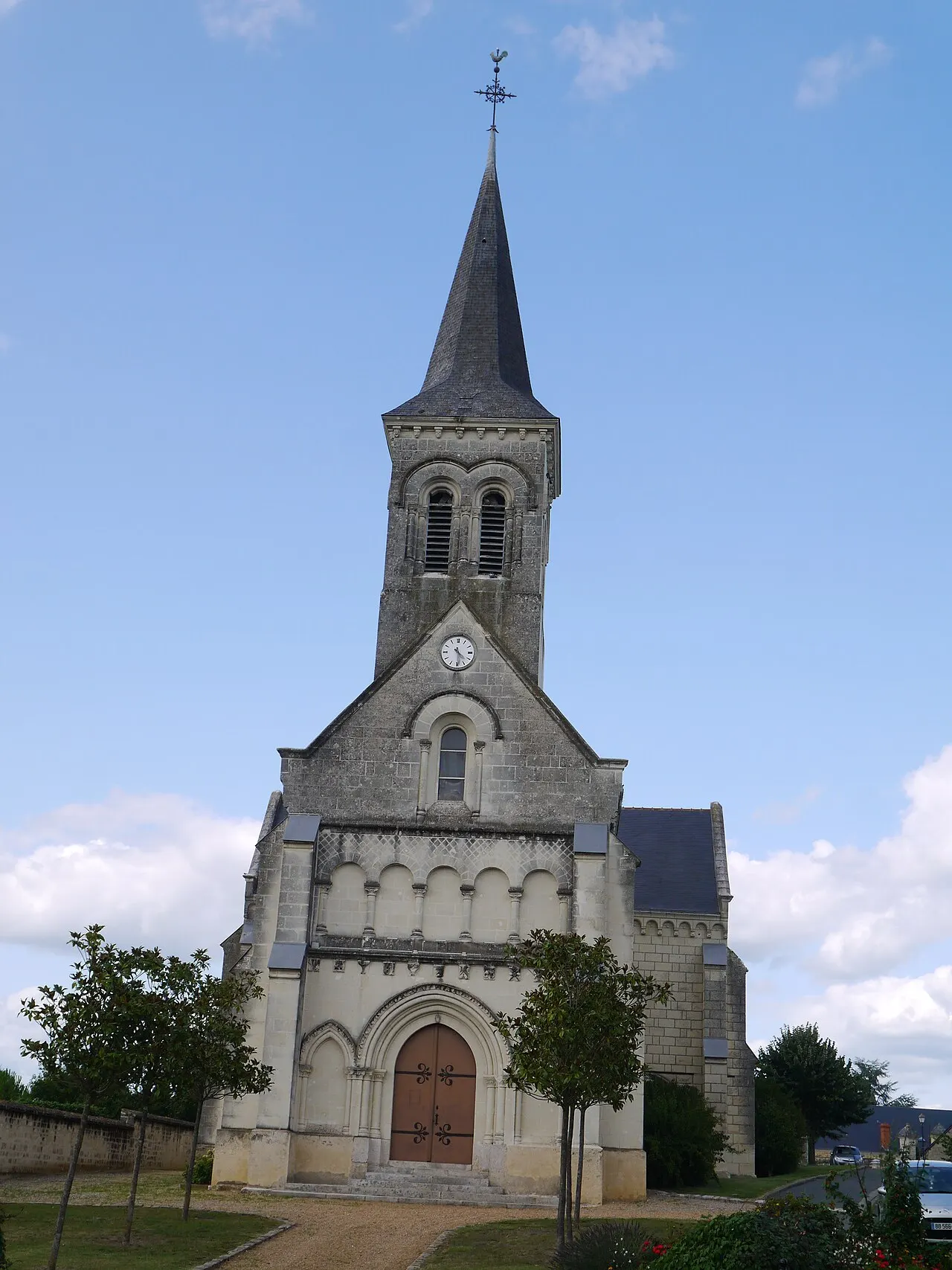 L'église Sainte-Radegonde à Chacé (Maine-et-Loire, France).