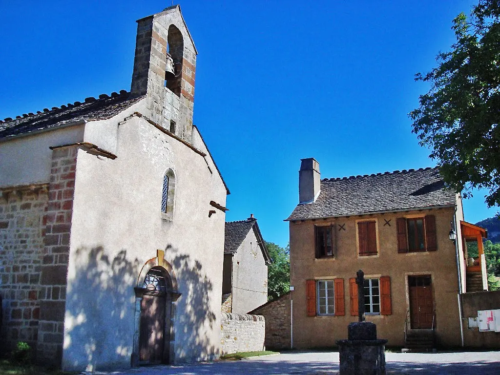 La place de l'Eglise dans le village de Chadenet en Lozère