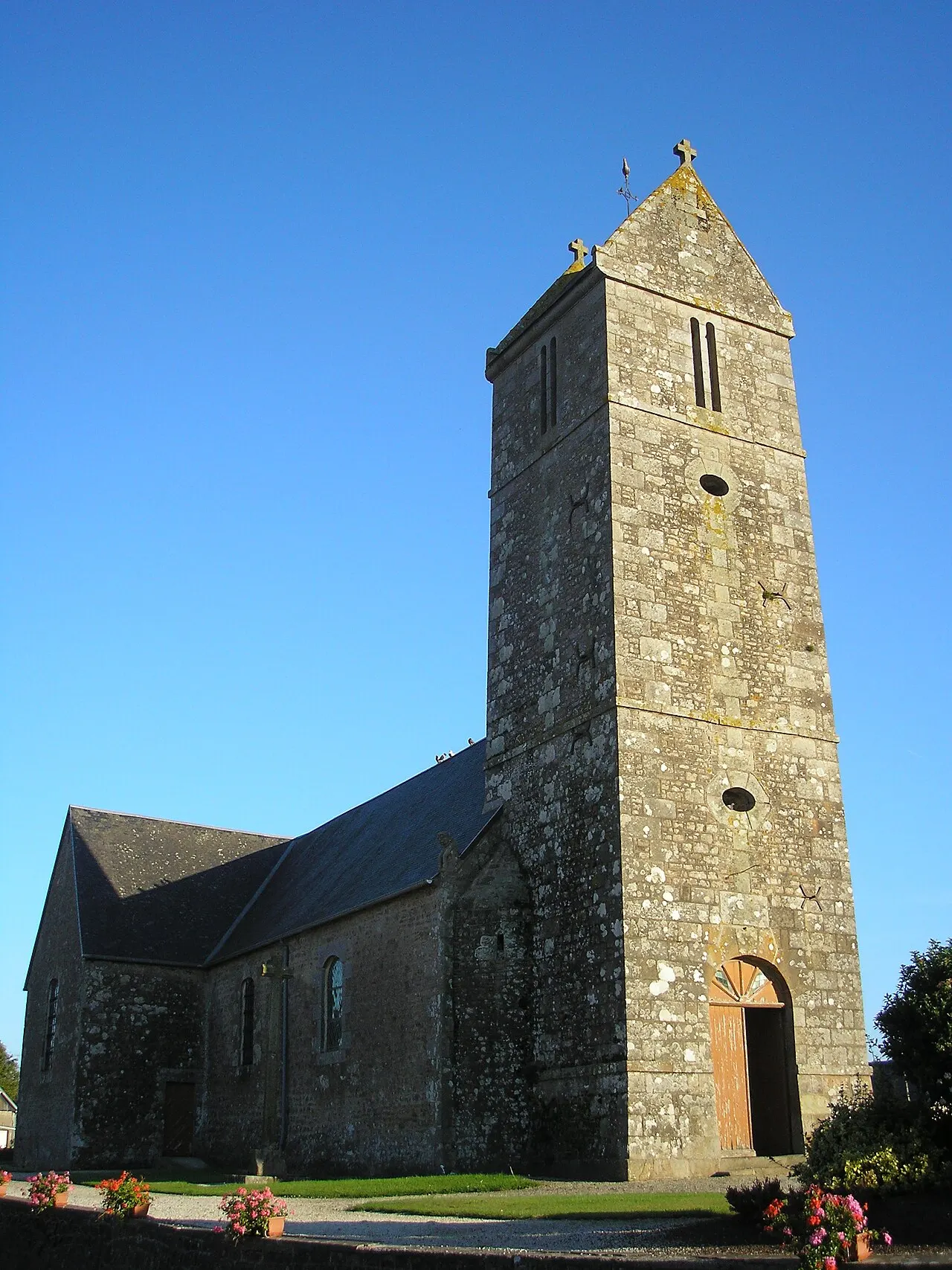 Isigny-le-Buat (Normandie, France). L'église Saint-Martin de Chalandrey.