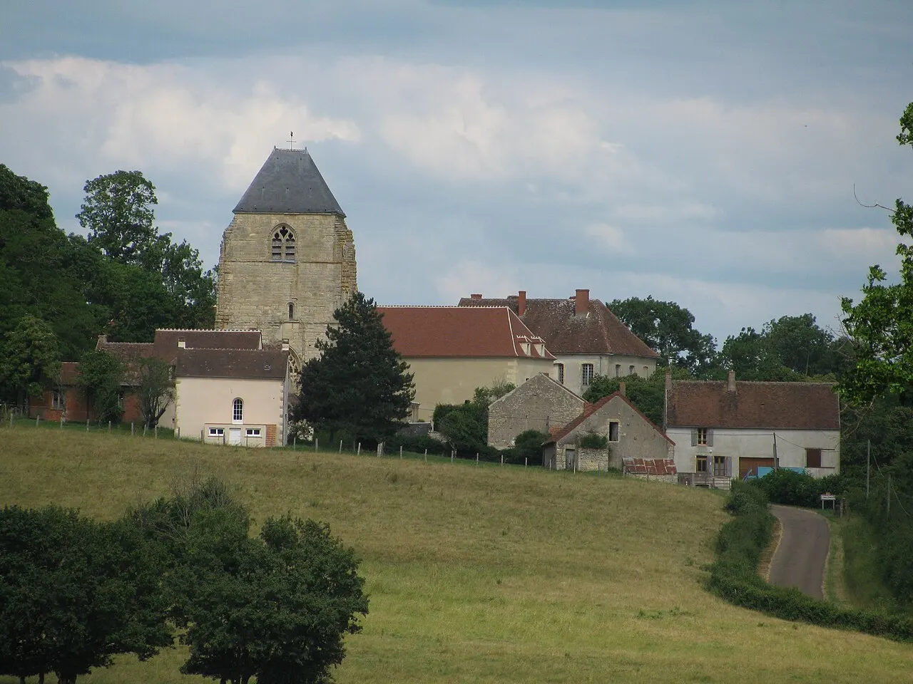 Le village de Challement, dans le Nièvre, France. Au centre, l'église Saint-Hilaire.