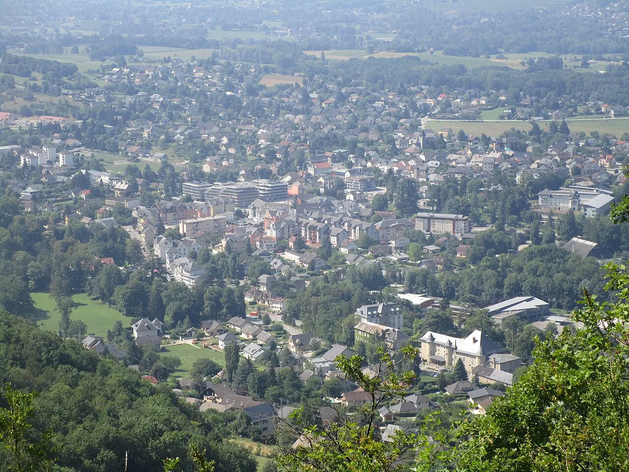 La commune de Challes-les-Eaux depuis le Mont Saint-Michel le 12 août 2015.