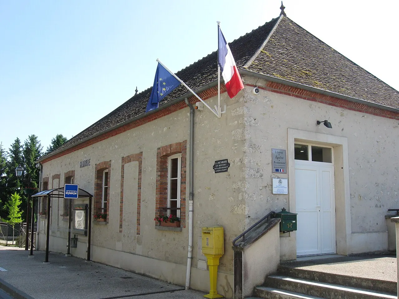 Mairie de Chalmaison. (Seine-et-Marne, région Île-de-France).