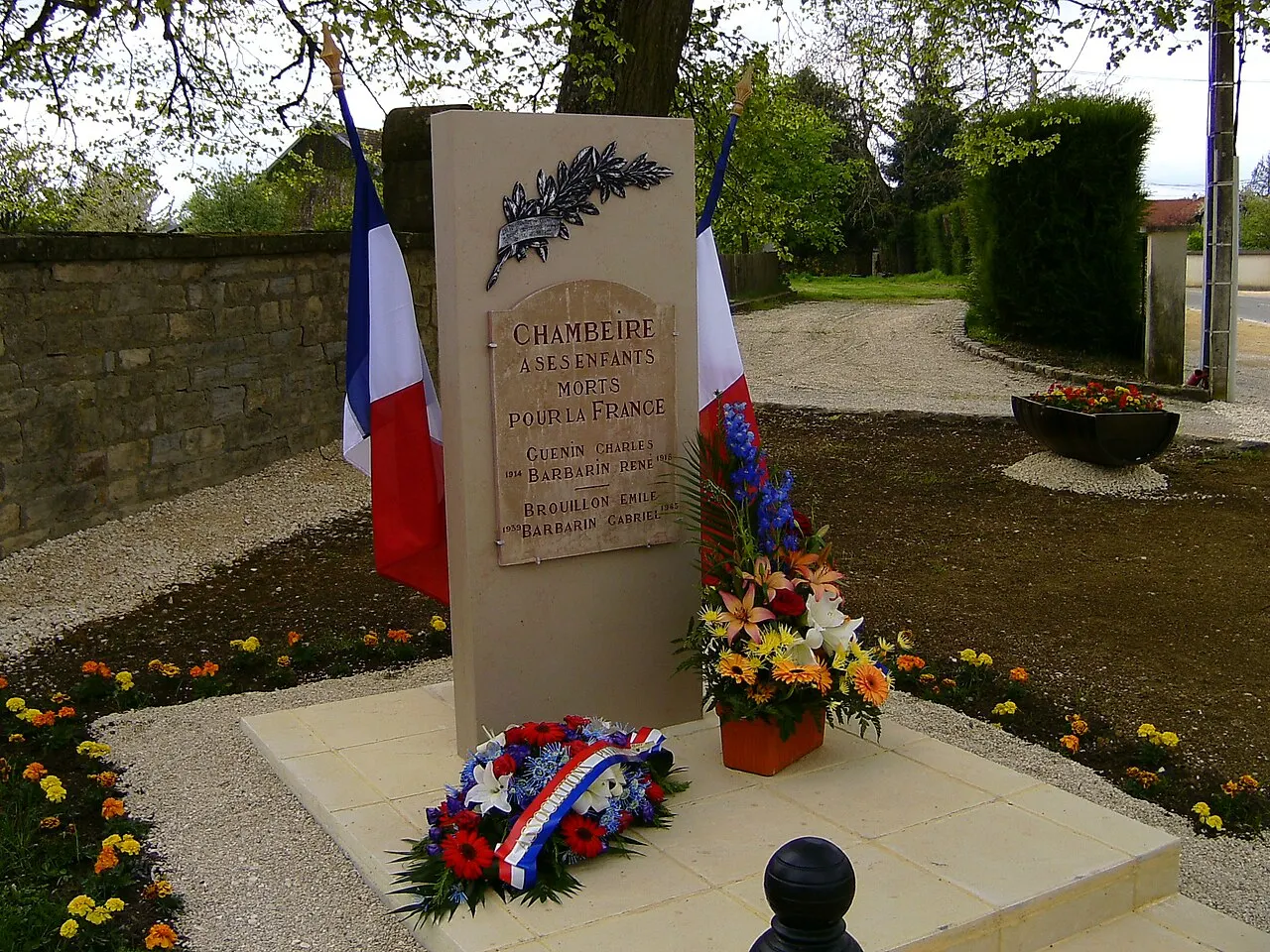 Le monument aux morts de Chambeire à côté de l'église.
