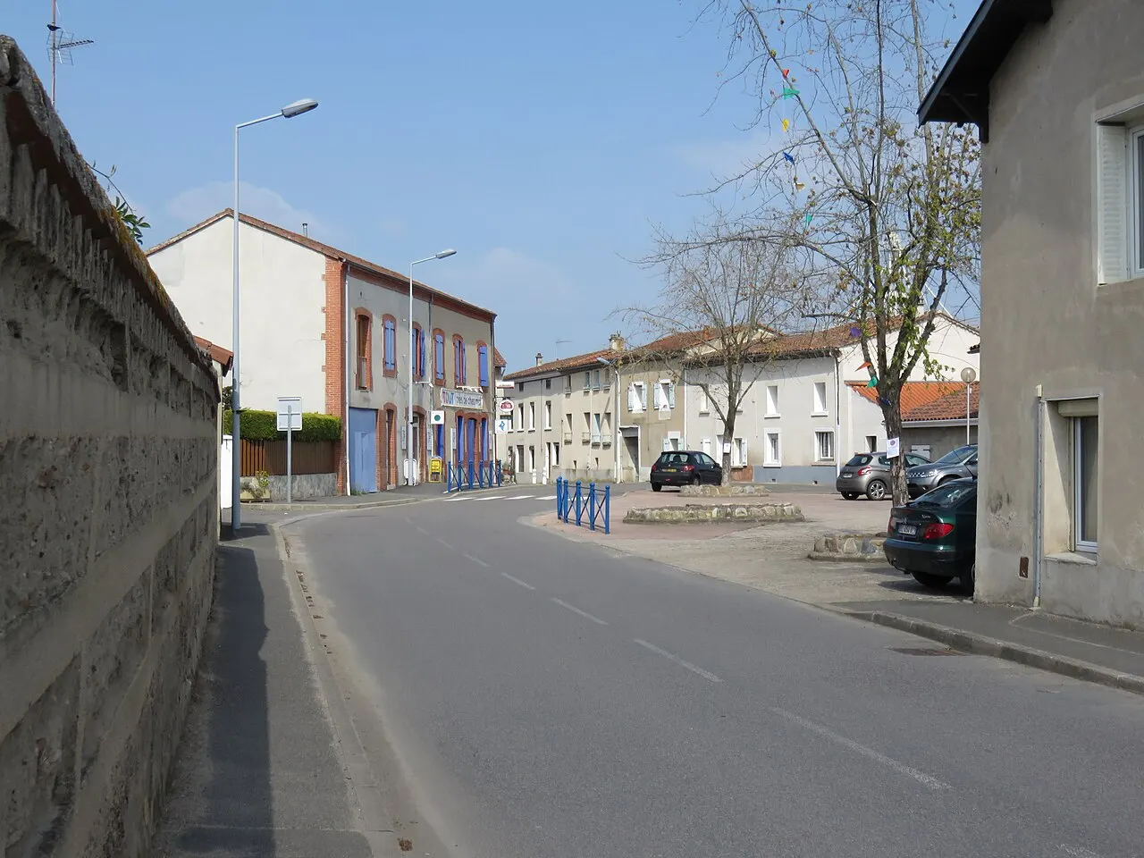 Traversée du village par la route départementale 107 à Chambéon (Loire, France).