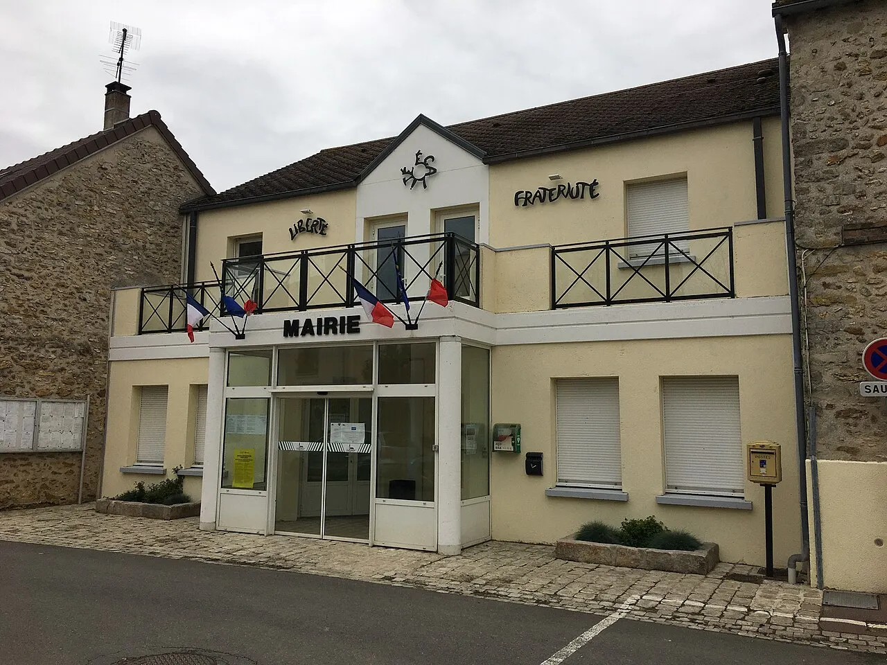 Vue de la Mairie de Champdeuil depuis la rue Grande