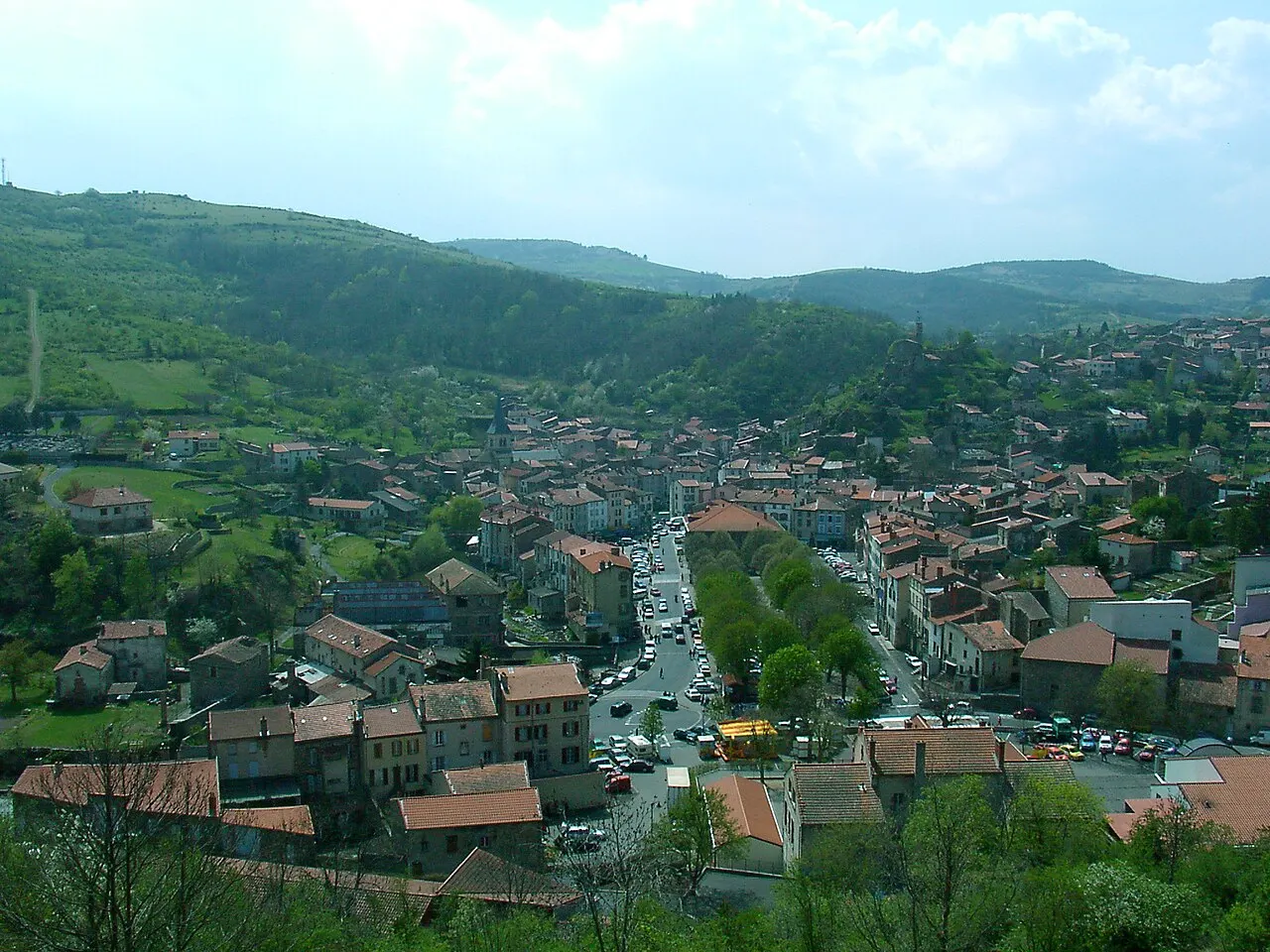 Vue sur la commune de Champeix, Auvergne, prise depuis les hauteurs limitant le village au nord.