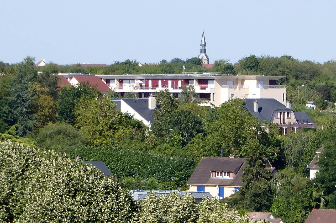 Clocher de l'église Saint-Denis, Champhol, Eure-et-Loir (France). Vue à partir des jardins de l'évêché de la cathédrale de Chartres.