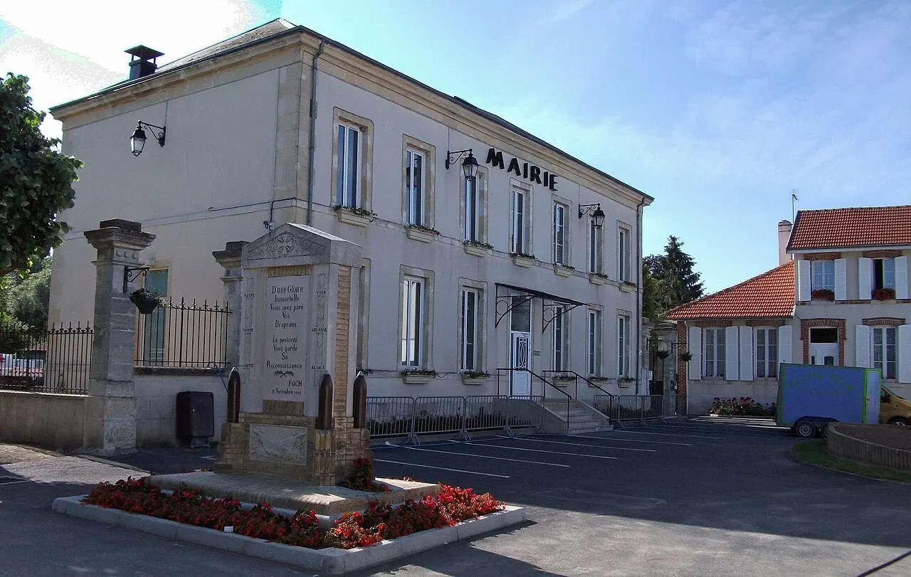 La mairie et le monument aux morts.