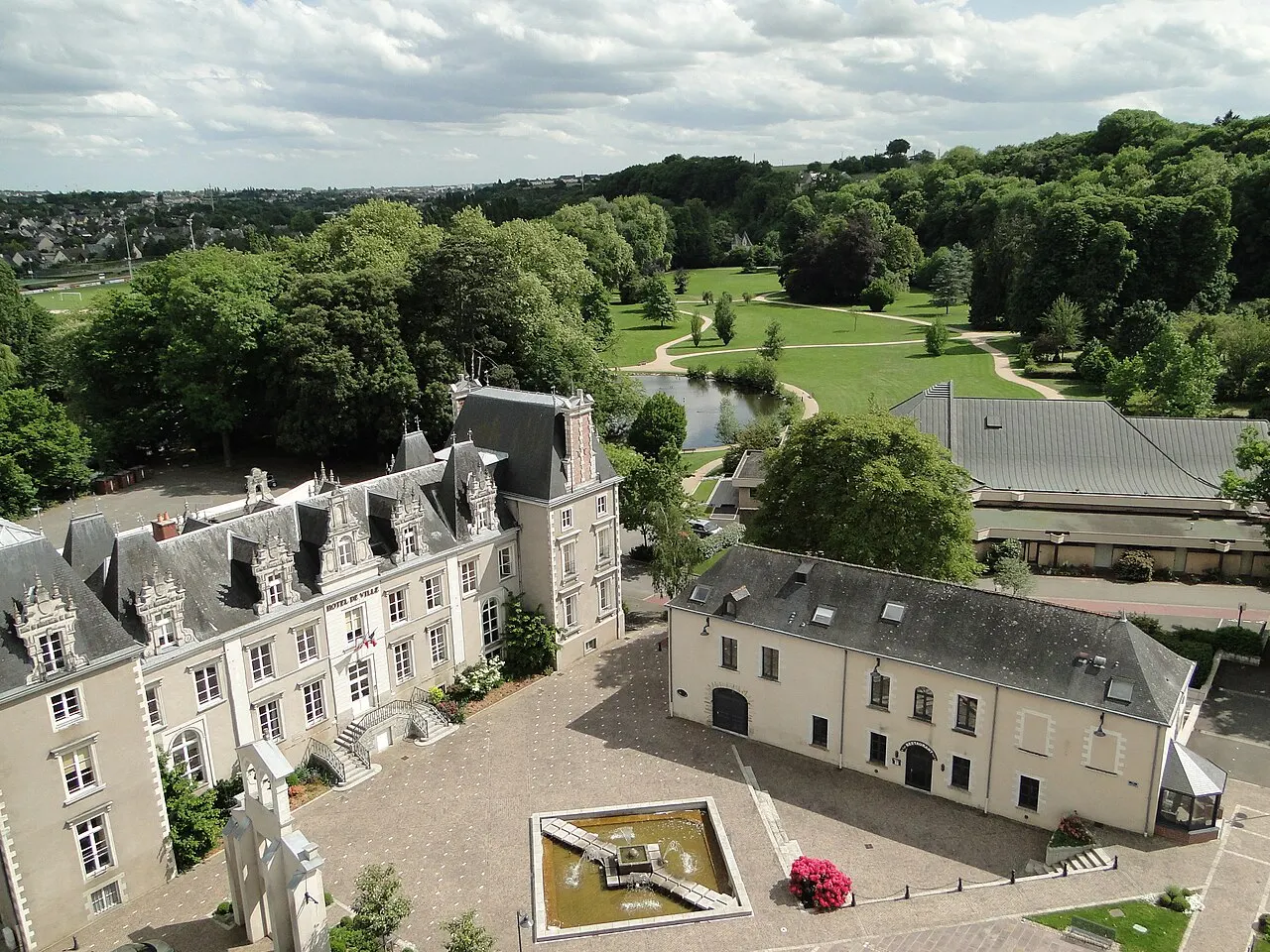 Flânez dans le centre-villede Changé (53), et découvrez l’ancien Château d’Elva, acquis en 1962 par la ville pour y installer la Mairie…